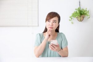 悩んでいる女性