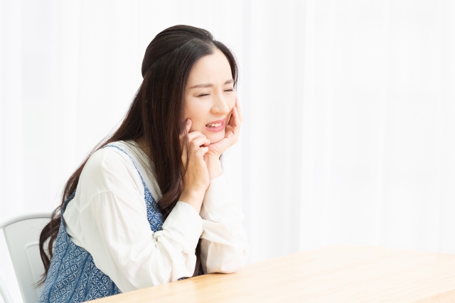悩む女性